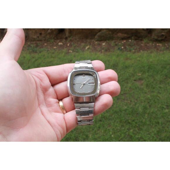 Vintage 1975 Seiko Automatic Mens Silver Watch W/daydate & Silver accents - Picture 8 of 8